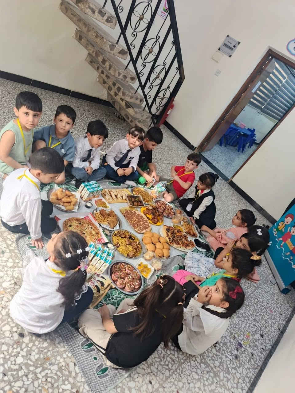 إحنا بـ روضة جنى قررنا نكسر الروتين لأن أطفال هالوكت يحتاجون شي يشبه ذكائهم. 
روضتنا مو بس ألوان ورسوم روضتنا بيها أشياء راح تسمع بها لأول مرة بالعراق 

🚀 شنو اللي يخلينا "الفضاء" 
• زاوية "حل المشاكل": عدنا كرسي اسمه "كرسي الحكماء"، الطفل من يتنافس وية صديقه، يكعدون هنا ويتفاهمون بكل هدوء.. نعلمهم السياسة والدبلوماسية من هسه! 😎

• حديقة "ازرع أكلك": طفلكم عنده سندانة خاصة باسمه، يزرع بيها خضروات ويشوفها تكبر كدام عينه، حتى يحب الأرض ويتعلم الصبر. 🌱

• مختبر "ليش وكيف": يومياً عدنا تجربة علمية (بسيطة وأمينة) تسوي انفجار ألوان أو فقاعات، حتى نطلع "آينشتاين" الصغير اللي بداخلهم. 🧪

• سينما "جنى" الصامتة: مرة بالأسبوع نعرض فيلم كارتون هادف بدون صوت، ونخلي الأطفال هم اللي يألفون القصة ويحجوها.. خيالهم راح يوصل للستراتوسفير! 🎬

💡 ليش تختارين روضة جنى؟
لأننا ما نعتبر الطفل "طالب"، نعتبره "مشروع قائد". نعتني بتفاصيله الصغيرة، من طريقة أكله لحد طريقة تفكيره.

المقاعد محدودة جداً لأننا نقدس التركيز وراحة الطفل.

📍 العنوان: بغداد الدوره الميكانيك 
📞 تواصلوا ويانا واتساب أو اتصال:  ***********

روضة جنى.. الفرق مو بس بالاسم، الفرق بالواقع! ✨
