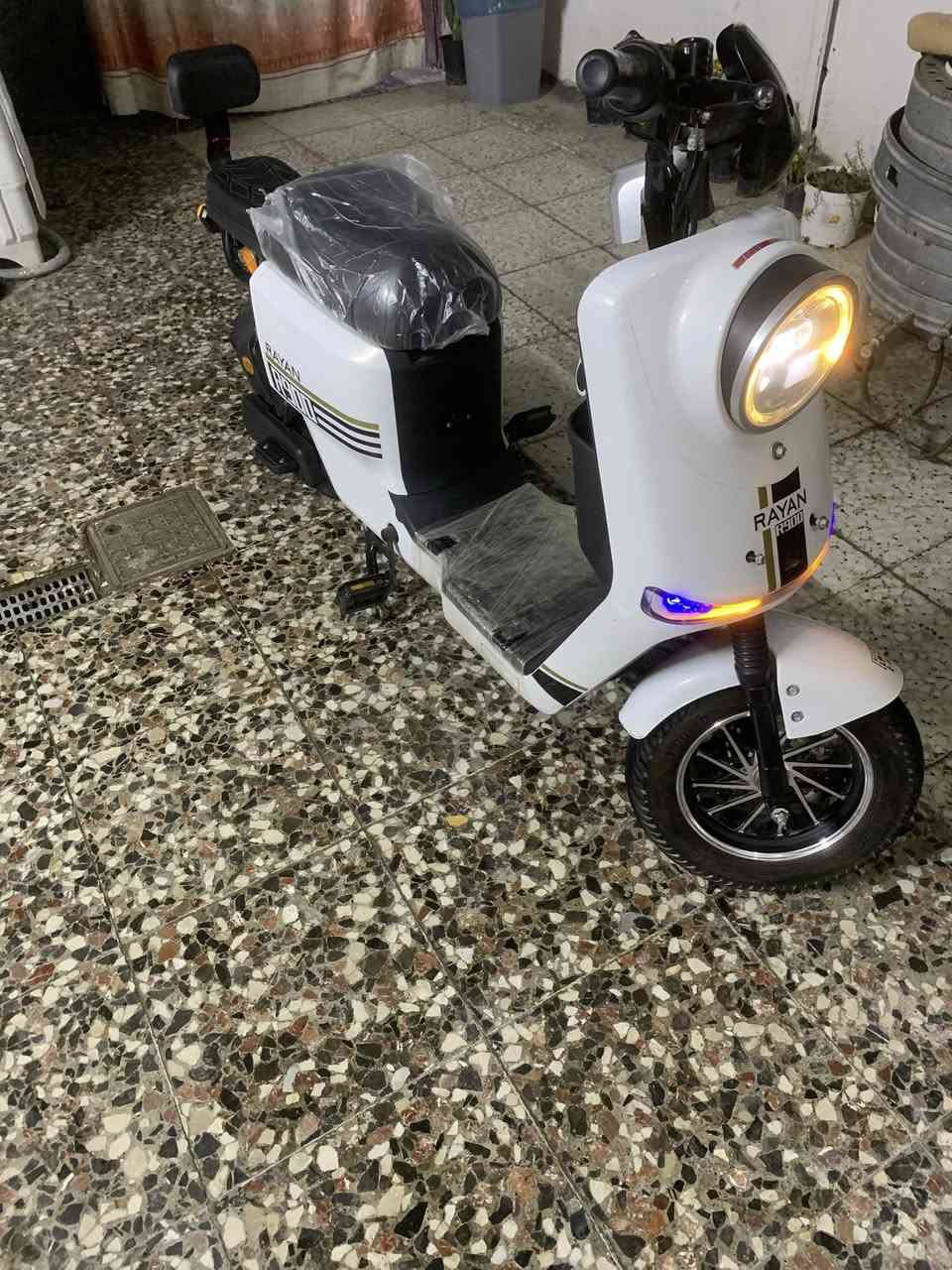 السلام عليكم دراجه شحن R900 للبيع شركه الريان ما صاله اهواي من طالعه من المعرض خمس بطاريات اكبار شرط الفحص بيه نظام R رجوع للخلف وبيه يو اس بي وبيه اسويجين وثنين ريموند وسله وياهه وشاحنه يعني بعدهي جديده السعر 475 رقمي *********** كربلاء ( طالعه من المعرض ب 800)
