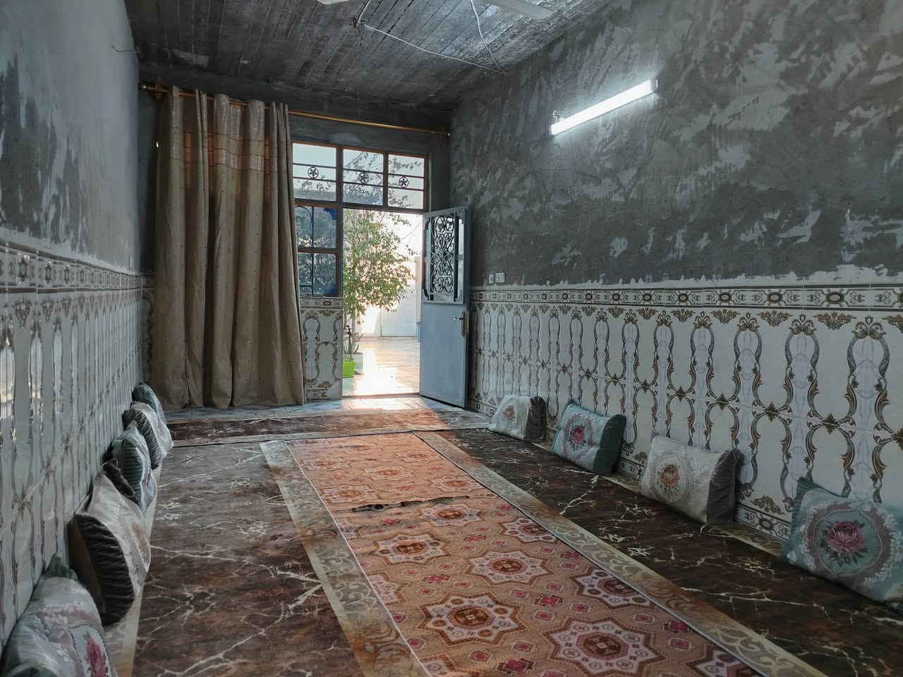 السلام عليكم دار للبيع مساحة 200م واجهة 8 والنزال 26 ركن على شارع وعلى فرع ويرهم ينقسم ايصير بيتين. بسبع قصور الكراج بشارع ابو سبع كل الخدمات متوفرة بسعر 47 وبيه مجال مكاتبة فقط
*********** بي واتساب
