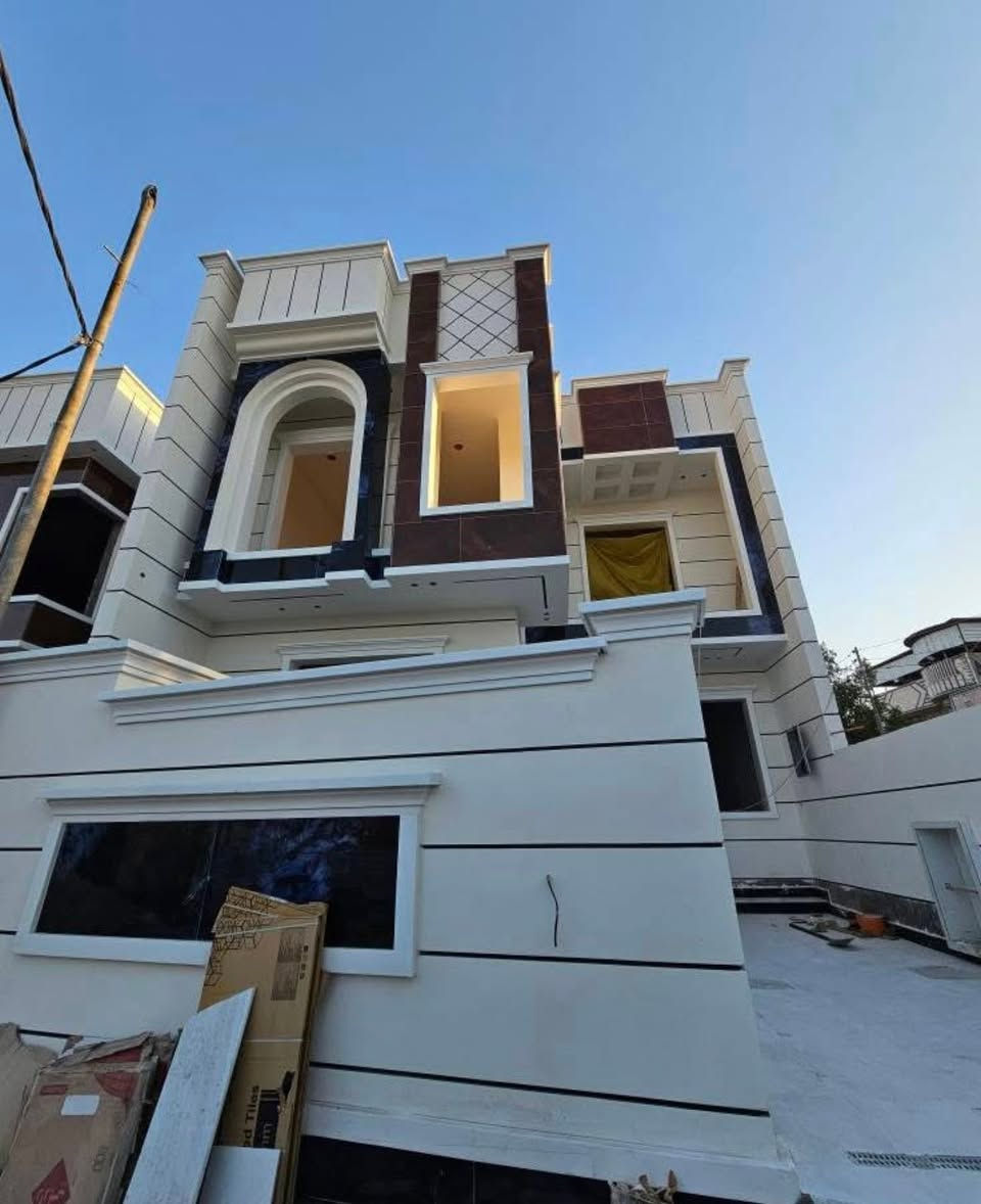 🏡 دار حديث مميز للبيع - البصرة (أبي الخصيب) ***********
​فرصة ممتازة للسكن المباشر في بيت العمر بتصميم عصري وبناء متين!
​📌 تفاصيل العقار:
​المساحة: 200 متر مربع.
​عدد الطوابق: طابقين (بناء جديد وجاهز للسكن فوراّ).
​التصميم الداخلي: يحتوي على 6 غرف نوم بنظام سويت توفر الخصوصية والراحة التامة.
​البنية التحتية: بناء درجة أولى، صب الأساس رفت لضمان أعلى مستويات المتانة والأمان.
​📍 الموقع:
​العنوان: البصرة - أبي الخصيب - البهادرية.
​الميزة: موقع استراتيجي وقريب جداً من الشارع العام الداخلي (السايدين).
​📞 للاستفسار والتواصل:
​للمزيد من المعلومات أو لتنسيق موعد للمعاينة، يرجى الاتصال مباشرة على الرقم:
📱 ***********
