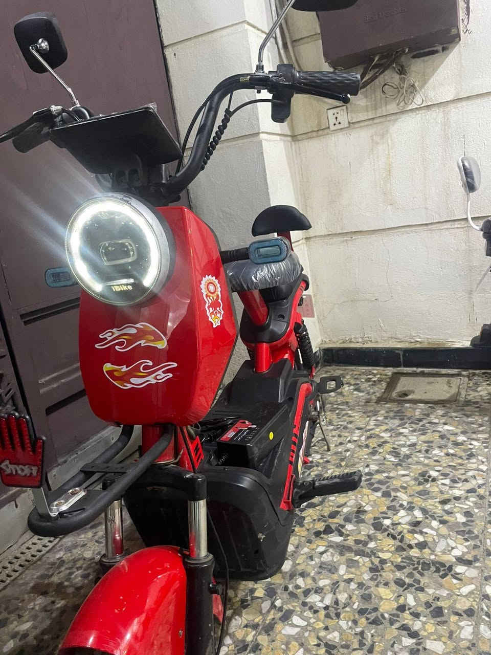 ااسلام عليكم دراجه نضيفه كلش 
حجم 14
بطاريات بحاله جيده 
كهربائيات كلهه شغاله
مرايات 
شاحنه جديده 
تايرات جدد 
عرضهه 225
***********
