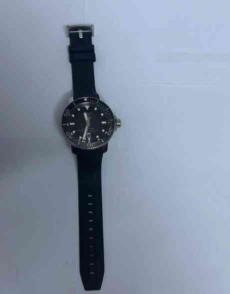 ساعه tissot للبيع
الاسم : Tissot Seastar Professional 2000
اللون : اسود 
ابعاد الساعه : حجم الساعه 46mm ,عرض السير 22mm , سمك الساعه 16,25 mm ، طول السير 194mm 
الليه التشغيل : اوتوماتك 
نوع السير : مطاط 
مقاومه للماء حتى عمق 600m متر 
مقاومه للضغط تصل ل 60 bar
الساعه كامله الملحقات بدون نقص 
الساعه جديده فقط مفتوحه من الكارتون و بدون ملسقات و تغليف
السعر : 650$ مع مجال بسيط للعمله 
تفاصيل اكثر موضحه كامله بالصور 
للتواصل او الاتصال على الواتس اب 
***********
و شكراً
