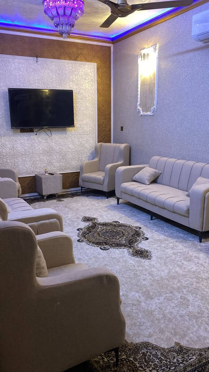 سلام عليكم متوفر بيت مساحه 137 متر واقع حال 140 بحي التراث يتكون من متر 2 نوم اكبار وحده 
7*6.5 بيها بالكون مرترين في 6.5 والاخرى 6.5*5
وغرفه نوم جوه 5*5
حمامات عدد 3
استقبال معزول عن البيت والبيت مدخلين
الشارع عرضه 8 متر ومطبخ حار معزول الارضيه مرمرمطبك مرمر من الباب للسطح  الثالث بيتونه مطله على سطحين تصلح ان غرفتين  والكهرباء فول محوله جديدة وهذا رقمي ***********
والسعر على الاتصال الخٍَــٌٍاص ماارد عليه
ملاحظه البيع مع الاثاث كامل 
مجرد ناخذ الملابس والباقي ويه البيت
