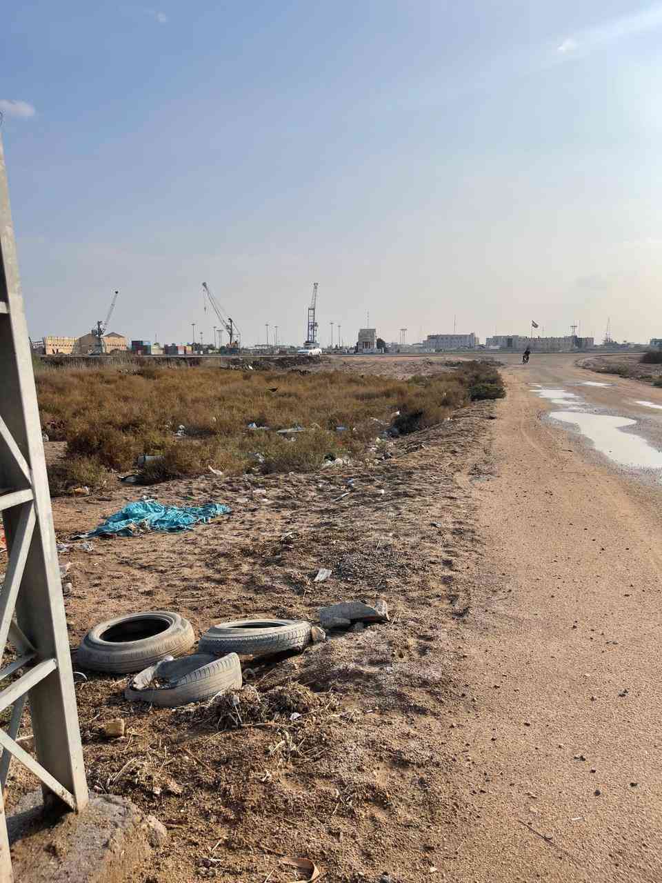 ربع دونم في الجزيرة مقابيل المحافظة 
مجاور جسر القيادة (الجديد ) 
المساحة 625 متر 
الشارع 12 متر 
الارض طابو صرف زراعي بسم عراقي 
وكالة ومكاتبة ونسخة من الطابو 
الارض مدفونه ومحدولة جاهزه للبناء 
الشارع تبليط وكهرباء وماء والمنطقة سكنية 
علما الربع دونم اول ربع دونم من بعد الحرم 
السعر 175 قابل للتفاوض 
للاستفسار اكثر اتصل على الرقم 
*********** البصرة, العراق
