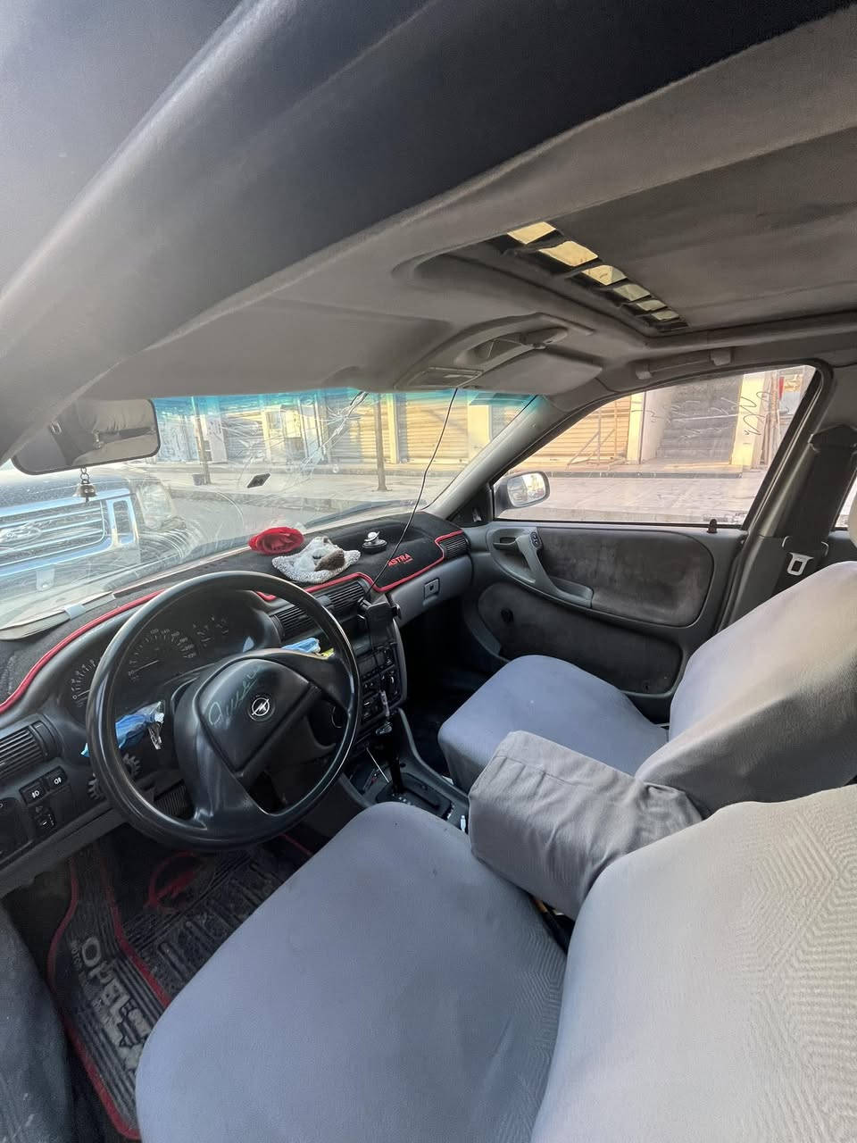 السلام عليكم 
استرا للبيع موديل 1994 محرك 18
كير توماتيك 
طخم جديد وايرمنيه جديده 
السعر 38
***********
