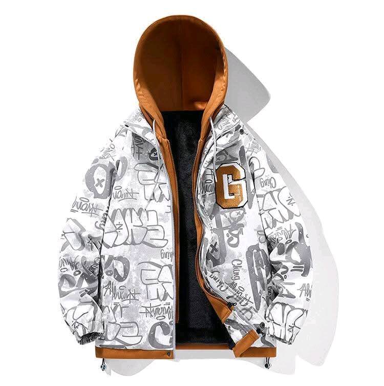 هذا جاكيت شتوي شبابي، أنيق ومريح بألوان متداخلة ما بين الأبيض والبرتقال، يتميز بنمط جرافيتي عصري وشعار حرف "G" على الجهة الأمامية. الجاكيت مبطن من الداخل ببطانة دافئة ومجهز بسحاب أمامي لسهولة اللبس والخلع. مثالي للاستخدام اليومي ولإطلالات كاجوال متميزة.