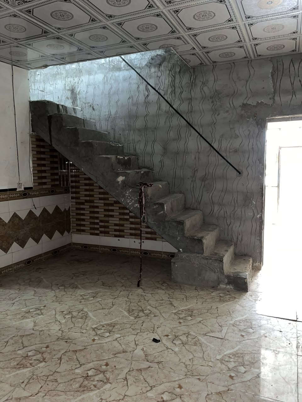 بيت للايجار طابو زراعي خلف سكلة الكرعاوي المساحه ١٠٠ م يحتوي على غرفه وصاله كبيره ومطبخ واستقبال يبعد عن الشارع ٤٠٠ م يحتوي على كيزر وماطور مي ومولده وتانكي ونت الايجار ٢٠٠ الف قفل للتواصل على الرقم *********** واتساب
