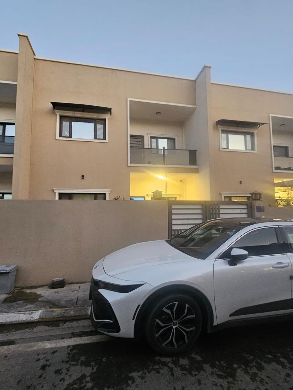 للباحثين عن دار سكني بل اقساط 
فرصه عقاريه استثماريه للسكن 
بأرقى مجمعات الموصل السكنيه بل اقساط 💯🔥 
دار سكني للبيع في مجمع الشروق ☀️ 
مساحة 150متر طابق ونص 
واجها 7.5 عمق 20
يحتوي على اربع 4️⃣ غرف نوم وهول واستقبال وصحيات فوق وجوا 
القسط على 20 سنه يدفع شهرياً 
 مدفوع قسط سنتين تقريبا 
القسط الشهري 540 الف 
علما ان الدار مؤجر حالياً بـ350 الف

للاستفسار اكثر مراجعة مكتب التطوير للعقار سايدين الميثاق مقابل مطعم رائدر بدر وقرب جامع لا إله إلا الله 
اوالاتصال على الارقام التالية🔸
*********** واتس + فايبر
‏*********** واتس + فايبر 
*********** واتس + فايبر
 ***********  واتس + فايبر

1️⃣ يوجد بيوت  للبيع  سكني تجاري🏭
2️⃣ يوجد اراضي للبيع سكني زراعي🏡
3️⃣ يوجد تعقيب تحويل ملك عقار📋
4️⃣ يوجد  كادر مساحين اراضي📐
5️⃣يوجد كادر بناء بيوت 🧱
6️⃣ يوجد كادر تفليش بيوت 🏗
🔹 نستقبل كافه العروض التجاريه والسكنيه 
🔹وعروض الايجارات على مدار 24 ساعه
