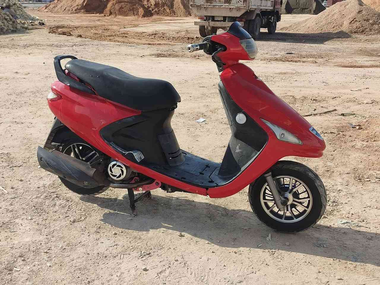 السلام عليكم دراجه للبيع فراشه 
الكابريتر مالته وصخه بيه دخان 
المكينه ما مفتوحه الدراجه كله شغاله 
مكاني النجف شارع قمبر السعر 500وبيه مجال 
الرقم ***********
