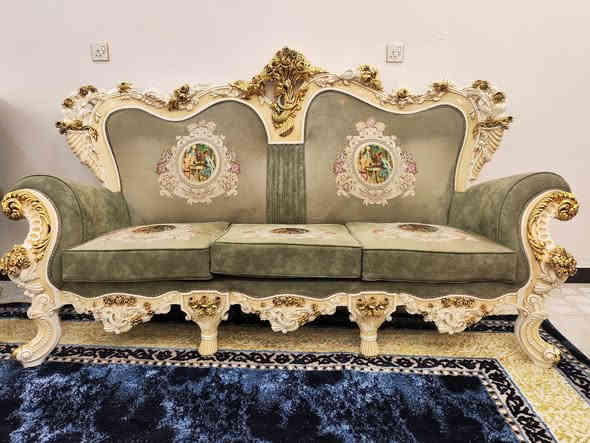 السلام عليكم صالة متكونة من تخم عشر مقاعد +ميز طعام ثمن كراسي + فاترينة
طبلة كبير مع ثنين جانبيات  
تواصل على رقم ***********تصال او واتساب
العنوان بغداد
