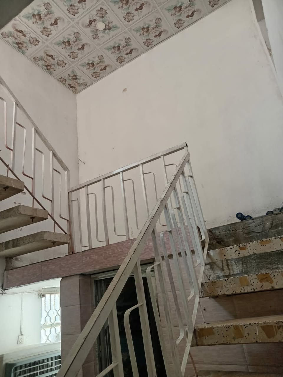 سلام عليكم ورحمة بيت للبيع او لايحار طابو صرف مساحت ١٣٠ متر عندي بيت في مهندسين قرب جامع زين العابدين صاله مطبخ كليدور حمامات داخل وخارج 3غرف نوم السعر ١٣٠ وبي مجال رقم الهاتف *********** رقم ***********
