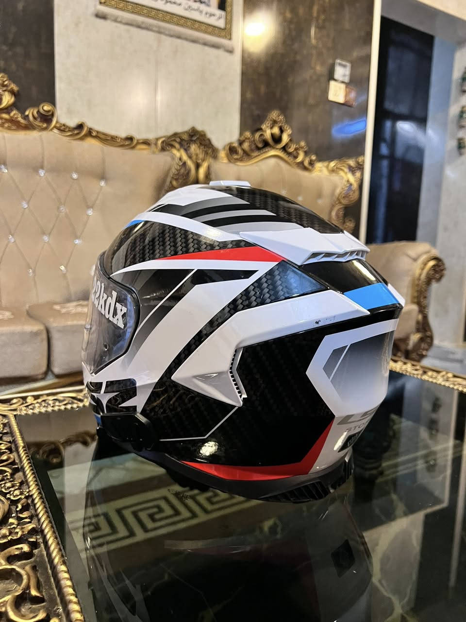 سلام عليكم 
خوذه LS2
غنيه عن التعريف 
خوذه مصنوعه من كاربون حقيقي
 والياف الزجاج 
خوذه جديده مستخدمه قليل 
سعرها 350 وبيها مجال 
توصيل موجود 
***********
