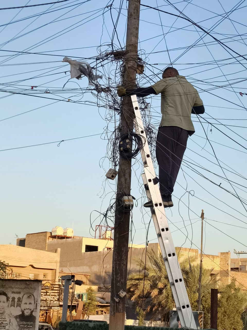 السلام عليكم مستعدين نغير نضام المولدات بتحويل الموقع بل كامل وتوزيع الحمل على بوردات خارجيه ونخلصك من الهوسه الي بلشارع ويصير نضام بوردات كل الي على صاحب المولده هو توفير البوردات والضفيره والباقي علينه تنصيب البوردات ولحيم الهياكل علينه مد الضفاير علينه ونصب الاعمده علينه ونقل الجوزات والاسلاك مال مشتركين هم علينه بس اوكف من رخصتك لا تكلي هاي الشغله سهله واي واحد يجي يشتغلها لا عزيزي الشغل صعب وتعب للمو خبره وللمامشتغل هاي المرحله احنه مشتاغلين بهيج مجال وشغلنه مصور ومثبت والحمد لله امكانيه عاليه بهيج امور وحته نكدر نساعدك اذا كان عندك معارضين على نصب البوردات راح نختارلك مكان تنصب بي وانته مرتاح وخصمك ميكدر يفك حلكه لان مراح تأثر علي وكل هاذ بلا مقابل بعد ما نختم الشغل ونحول جوزات المشتركين والعالم ترتاح وماكو احد عنده نقص راح تبقه الوايرات الي رايحه للمولده هاي راح تصير من نصيبنه مقابل التعب والجهد الي بذلنا كون على ثقه وتواصل وياي واني بخدمتك راسلني واوثقلك المواقع الي شتغلناها صوره وصوت وما انصحك تنطي الشغل الياهو الجان لان توجع راسك *********** ابو محمد
