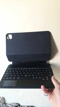 كيبورد و حافظة ايباد ابل 11 برو مطابقة للاصلية السعر 40 و بي مجال قليل...