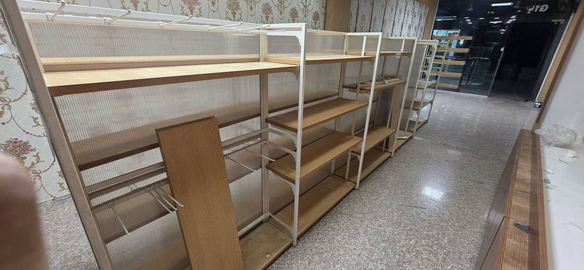 فاترينات  وسطيه ارتفاع ١٥٠ سم × ٦٠سم
تحكم بالارتفاع مع هوكات لعرض المنتجات 
كل متر منفصل عن الآخر  وممكن جمعهم 
متوفر ٥ متر 
للإستفسار ***********
