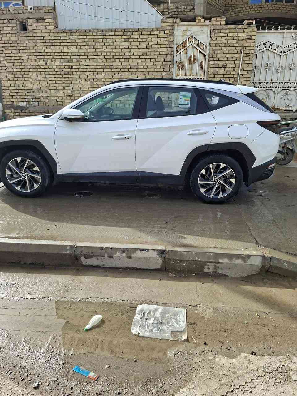 توسان موديل ٢٤ خليجي رقم بغداد فول مواصفات قماره حديد سنويه مجدده لغايه ٢٠٢٧ محرك وكير وحداديه واطارات جديده السياره كفاله عامه باستثناء صبغ قليل في مقدمة البنيد ماشيه ٣١ الف  مكان السياره الناصريه  السعر المطلوب ٢٣٠مع المجال التصال عالرقم *********** مكلف بالنشر
