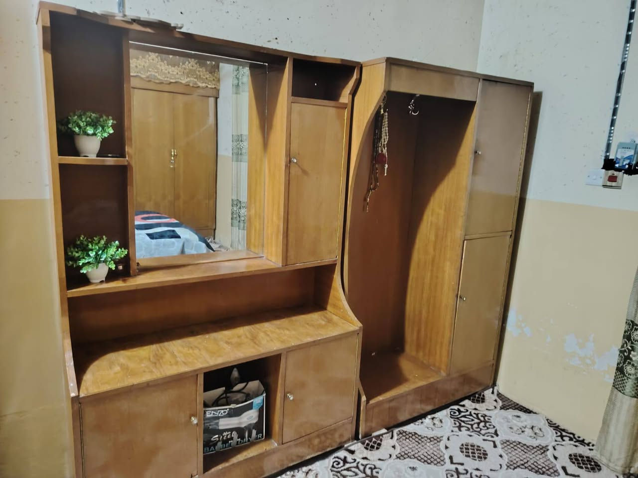 غرف نوم مستعمله للبيع 
نضيفه حيل  سعر هاي الغرفه 500الف
*********** الشريقات, صلاح الدين
