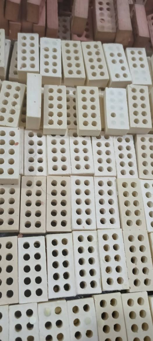 متوفر طابوق 
متوفر لونين احمر +اصفر رملي ( بيجي)
سعر قطعة ب50 دينار 
للاستفسار *********** او مراسلة الصفحة
