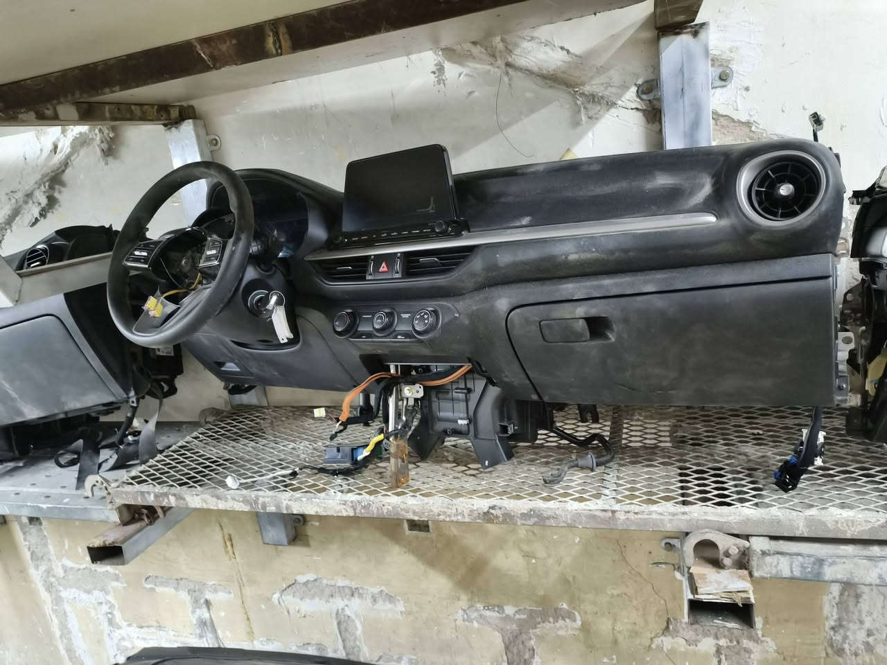 السلام عليكم يتوفر جميع غراض الدشبول للسيارات الكوريه لكل واردامريكي ماطور استيرا جوز سويج ريمونت أصلي بي سي إم رادار خلفي وأماكن من مديل ١٩ لحد ٢٥ شنو تريد موجود تفصيخ ***********
