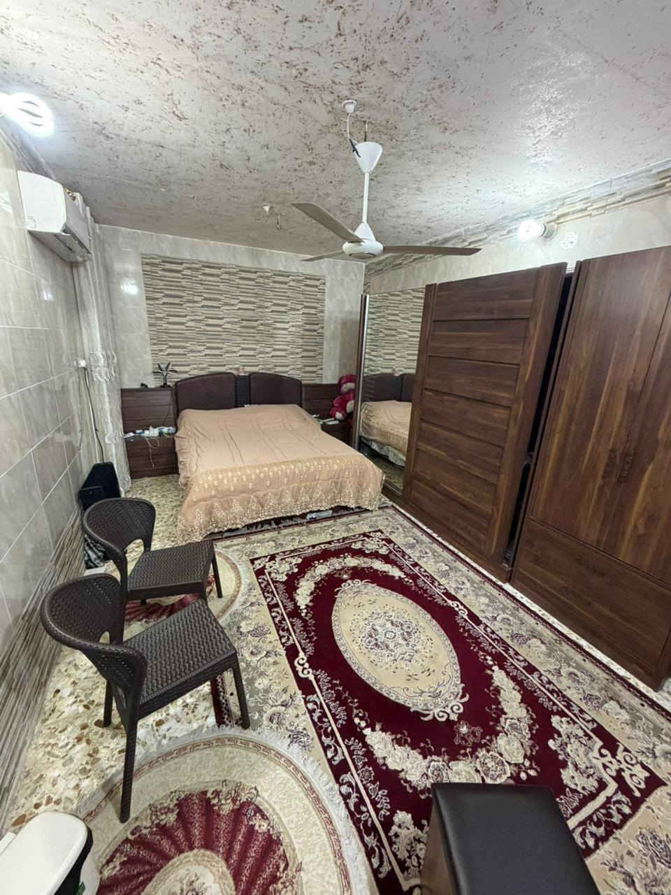 بيت 200متر حي الوفاء منطقة اولئ بداية شارع مستوصف ٨ بيت عن شارع رئيسي يحتوي البيت ع طارمة كبيرة حديقة حمامات خارجية حمامات داخلي استقبال  مطبخ غرفتين نوم  منور خلفي البيت طابق واحد للستفسار *********** وات ساب او إتصال
