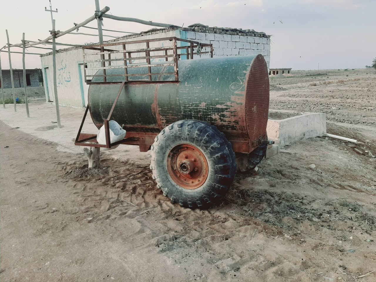 للبيع مقطوره سعه 2700 حديد مغلون شاصي 
جديد  جاهزه للعمل 
مكان بابل الخميسيه ***********
