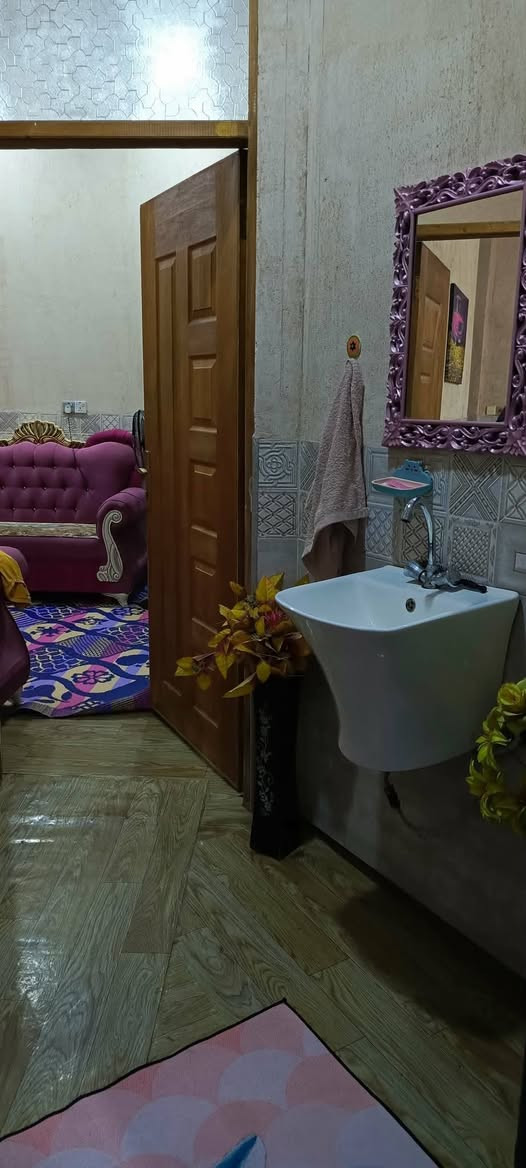 السلام عليكم
عيد مبارك عليكم
مكتب بركات الزهراء للعقار
وجود دار في حي العسكري الواحد وعشرين
مساحه ١٣٠ متر طابقين بناء فول عل شارع تبليط كافه الخدمات ماء وكهرباء وتبليط ومجاري
الطابق الأول //استقبال ومطبخ وغرفه نوم وصاله ومجموعة صحيات داخليه وخارجه
الطابق الثاني غرفه نوم وصاله وصحيات
السعر //٣٦ ومطلوب قرض ٤٠ كل شهر ٢٢١
للاستفسار //***********
