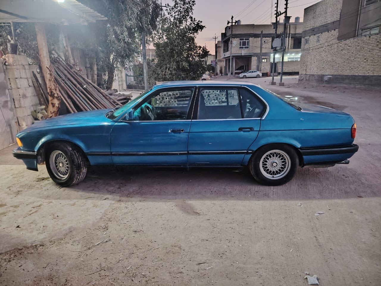 السلام عليكم BMW
لون ازرق غير محدد

رقم ديالى 

حداديه اماميه 💯 

حداديه خلفيه💯

تخم تاير جديد 

باتري جديد

كهربائيات عام شغال 

مكينه مفتوح

تتته شغال

كراسي كهربا

كيجات كله شغال

عنوان السياره 

كربلاء 

(‭0787 082 3630‬)
