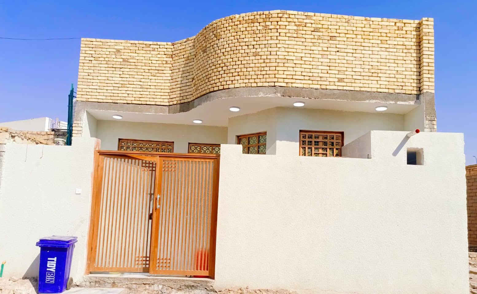 اللهم صل على محمد وال محمد.. السلام عليكم
بيت زراعي للبيع علماً ان المنطقة او الفرع كله مستلمه وصولات. البيت بناء طابوگ وسقف كونكريت وستاره مترين الا ربع كما اموضح بلتصوير بناء جديد صار اله ست اشهر من كمل البيت ١٤٠متر يحتوي على استقبال ٦ومطبخ وصاله ٧×٤وغرف عدد ٢ .. ٥ونص×٣ونص ومنور وحمام داخلي وصحيات خارجي وطارمه.. السعر ٧٨وبيه مجال قليل خدمات ماي مجاري كهرباء انتر نت ضوئي مولد أمبير 

المكان سديناويه قرب الدله شارع الشهيد ابو مهدي المهندس المصوره مو اول فرع على اليسره ثاني فرع ويكون اقرب للشارع العام من مدرسة صفي الدين.. 

ملاحضه الناشر ابو البيت..***********

