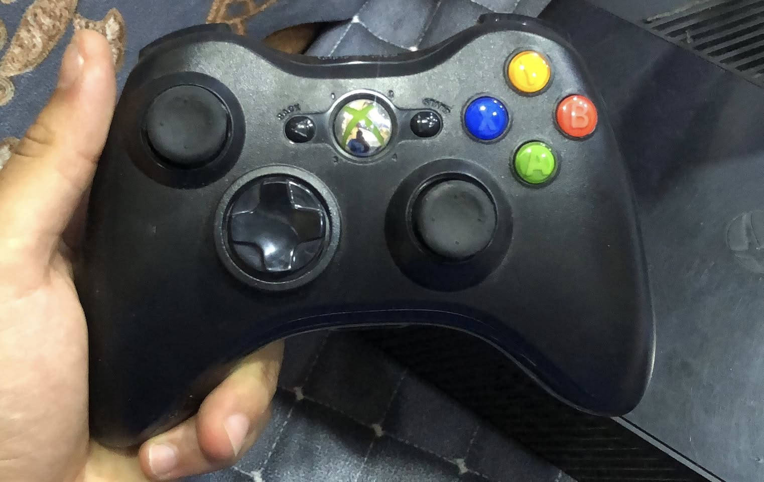 اكس بوكس 360 كامل ملحقات يده وحده وكيبلات كامله السعر ١٠٠ الف وبي مجال العنوان : البصرة المطيحه رقم الهاتف : ***********
