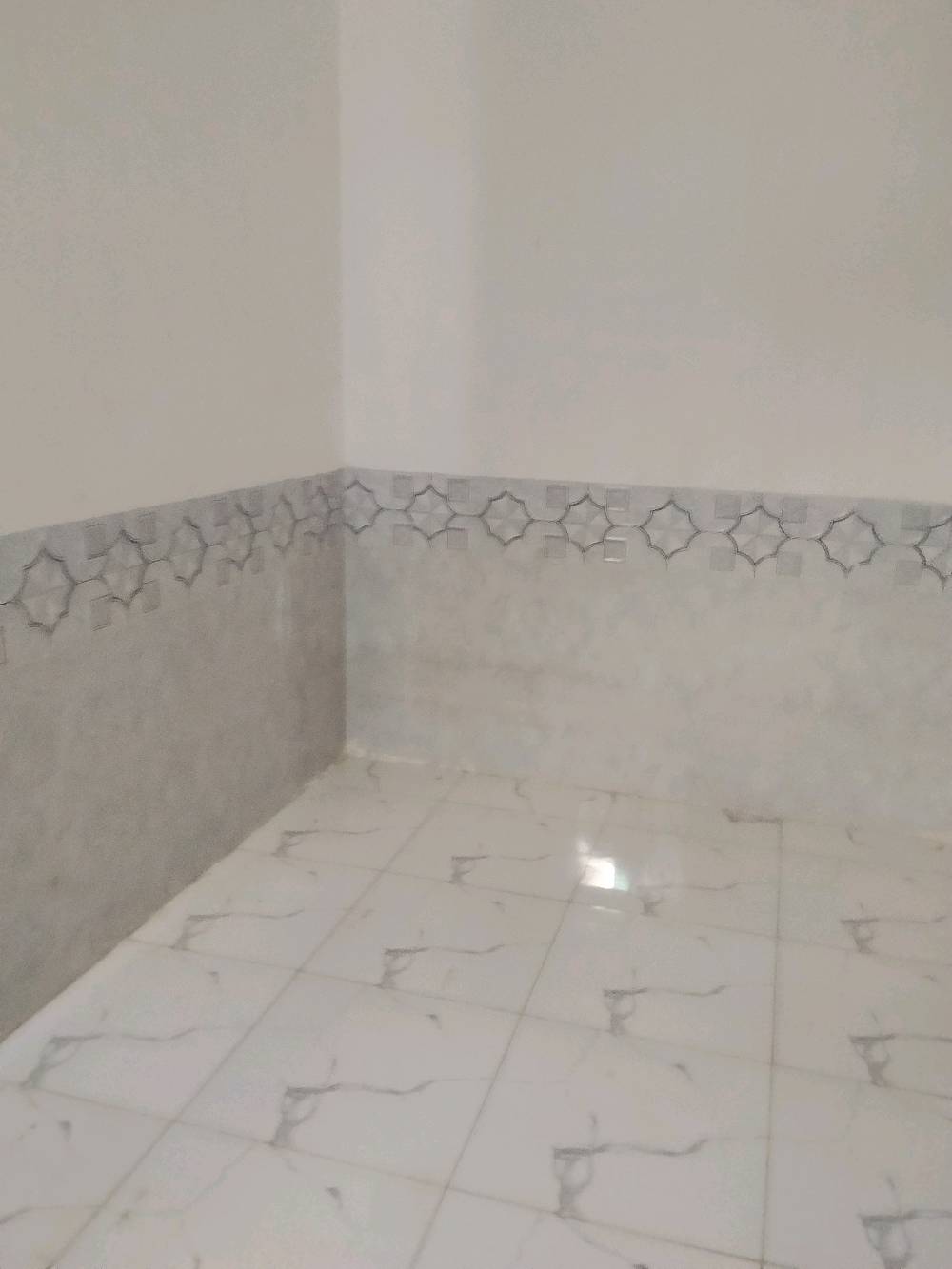 منشور رقم ٧١
اللهم صلِّ على محمد وآل محمد 
بناية تجارية ٣ طوابق  للبيع طابو صرف المساحة ٣١٢ م² الواجهة ١٣ م تتكون من ٤ محلات وقاعتين و٤ مشتملات كل مشتمل يتكون من غرفتين نوم واستقبال وصالة ومطبخ وصحيات البناء طابوق والسقف صب مسلح بناء حديث درجة أولى مؤجرة خير من الله الموقع المسيب حي الموظفين على الشارع العام مباشرة
لتفاصيل أكثر والسعر  الإتصال ب 
***********
***********
ابو محمد