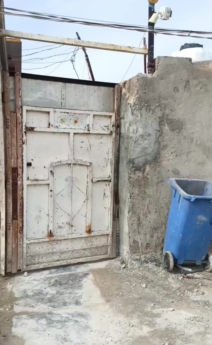 سلام عليكم بيت حواسم في منطقة الحسينيه مسقط شارع ابو مهند مساحه البيت ما يقارب ١٥٠ او اكثر متر مربع يحتوي على ٣ غرف  وستقبال وحولي وحمام داخلي وصحيات خارجي وحديقه خارجيه  الاستقبال وثنين غرف والحولي مطبكات سيراميك والكراج شتايكر يبعد عن التبليط ١٠ امتار.         السعر ١٧ مليون وبي مجال


**إذا كنت صاحب هذا الإعلان وتريد حذفه لأي سبب، رجاءا أرسل رسالة إلى الدعم الفني**