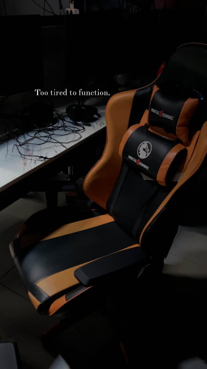 اكسبوكس سيريس اس عدد ١٢ مع شاشات وسماعات وكرسي وميز كامل للبيع مستخدم قليل الأجهزة نظيف جدا شاشات ٢٧ مقوس للتواصل 
*********** كركوك, العراق
