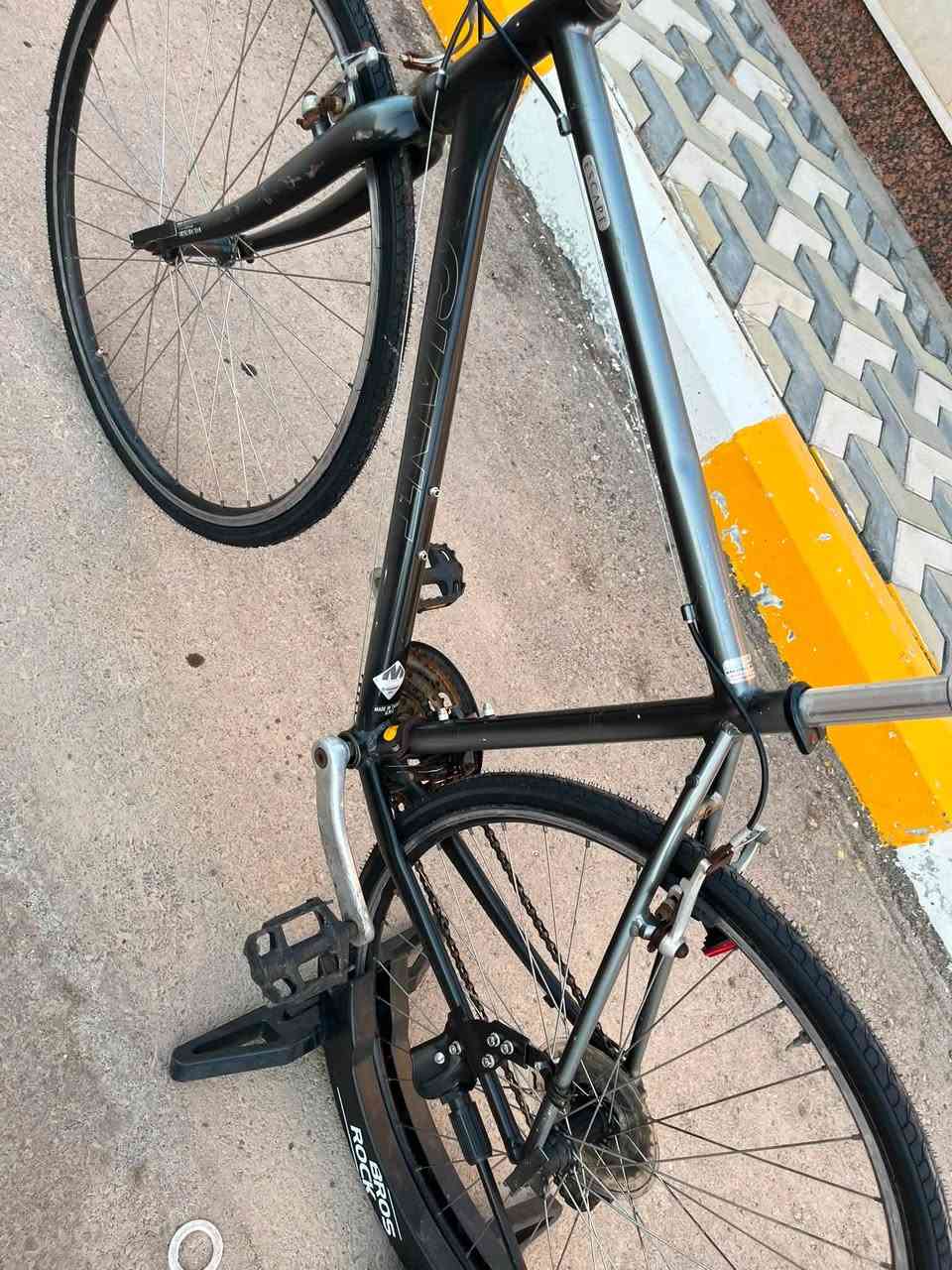 السلام عليكم 
للبيع بايسكل ماركة جاينت سكيب 
الحجم 28 
القياس M 50cm 
سستمه سرام و البدالات شيمانو 8x3 
بوري سرج بي دبل يعني مريح و يقلل من صدمه الطسه 
البايسكل كله على وضع الحاويه و غير مستخدم داخل العراق 
نضافه الدراجه عاليه جداً مابي شخوط شي بسيط مال حاويه 

السعر 180 
مكاني بغداد زيونه 
هاتف *********** 
متوفر توصيل لجميع محافظات العراق.
