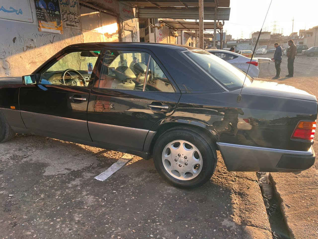 مارسدس للبيع
موديل 1990
السياره فول مواصفات 
تدفىه تبريد شرط 
المكينه الكير  مال ملكه ٣٠٠٠ شرط 
السيره بخ  جماليه بدون ضرر 
***********
خاص مااجوب
