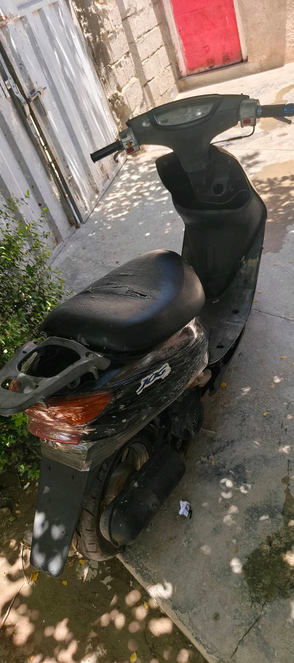 شباب عصفوريه للبيع 
مستعجل دراجه نضيفه نقصها كلوبات اشاير بس باتري شغال ونقص سلف مكاني الحريه بغداد سعر100 شلعه خير من الله رقم هاتف***********