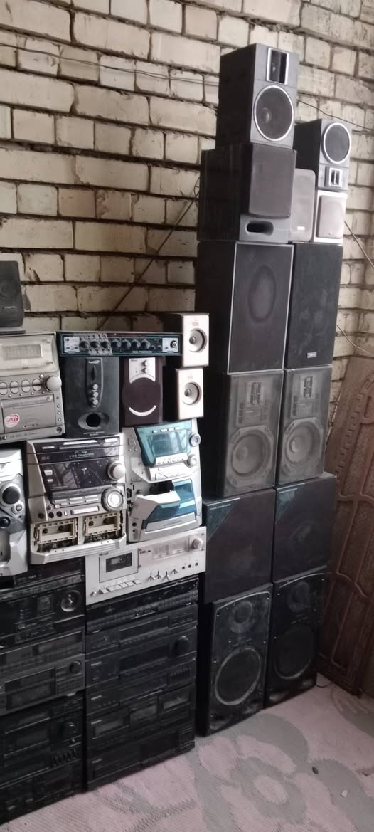 مجموعه سماعات واجهزه قديمه مع عدد من اجهزه الراديو والمسجل القديم واجهزه اخرى للبيع بسعر مناسب..ملاحظه اغلب الاجهزه شغاله لكن ابيع بحساب عاطل الي تفيده يتفظل مكاني بغداد ***********
