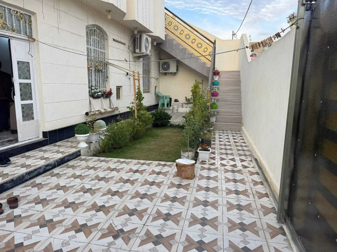 🏡 دار مميز جداً للبيع – الرمادي / شارع 40

📍 الموقع: الرمادي – شارع 40 قرب أفران الصباح
📜 جنس العقار: طابو زراعي / سند 25 / تحويل مباشر
📐 المساحة: 250 متر
💰 السعر: 105 مليون وبي مجال

✨ مميزات العقار:
• بناء حديث ومشيد بجودة عالية
• يقع في منطقة سكنية هادئة ومتكاملة الخدمات
• قريب جداً من الشارع العام والمحال التجارية
• تتوفر جميع الخدمات من ماء وكهرباء وتبليط.

يحتوي الدار على غرف نوم عدد 2 وصالة ومطبخ واستقبال و حديقة و كراج و مجموعة صحيات داخلية وخارجية.

جنس العقار طابو زراعي.

-----------------------------------------------------
📞 للاستفسار والمعاينة:
زيارة المكتب ، مقابل جامع الواثق 

📱 واتساب على كلا الرقمين 

         ***********
         ***********.
