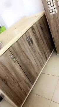 كونتر خشب • طقم طعام • بلا عيوب