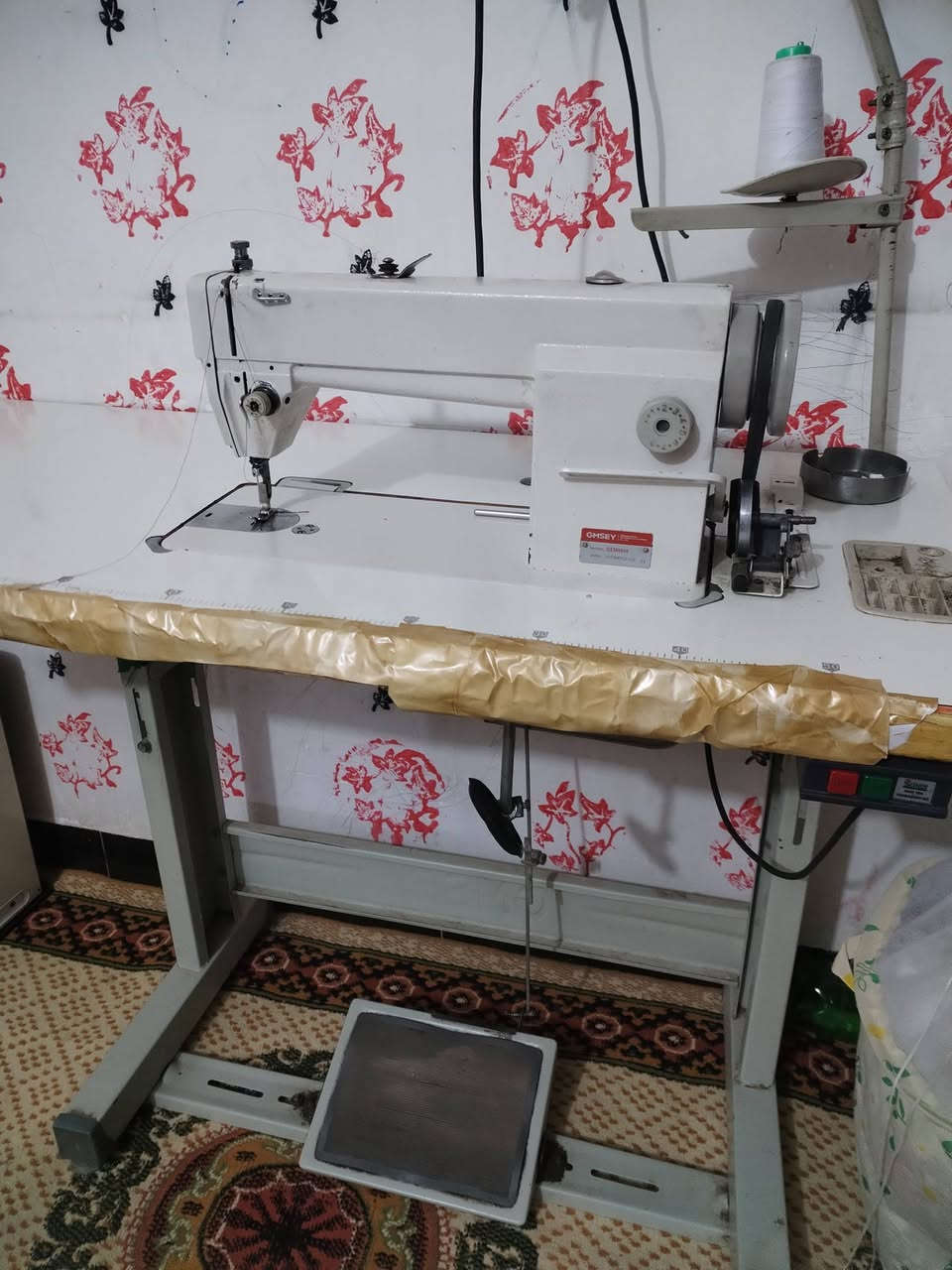 السلام عليكم مكينه خياط صناعيه مابيها اي ضرر سعرها 200وبيها مجال مكان ورديه خارج ***********
