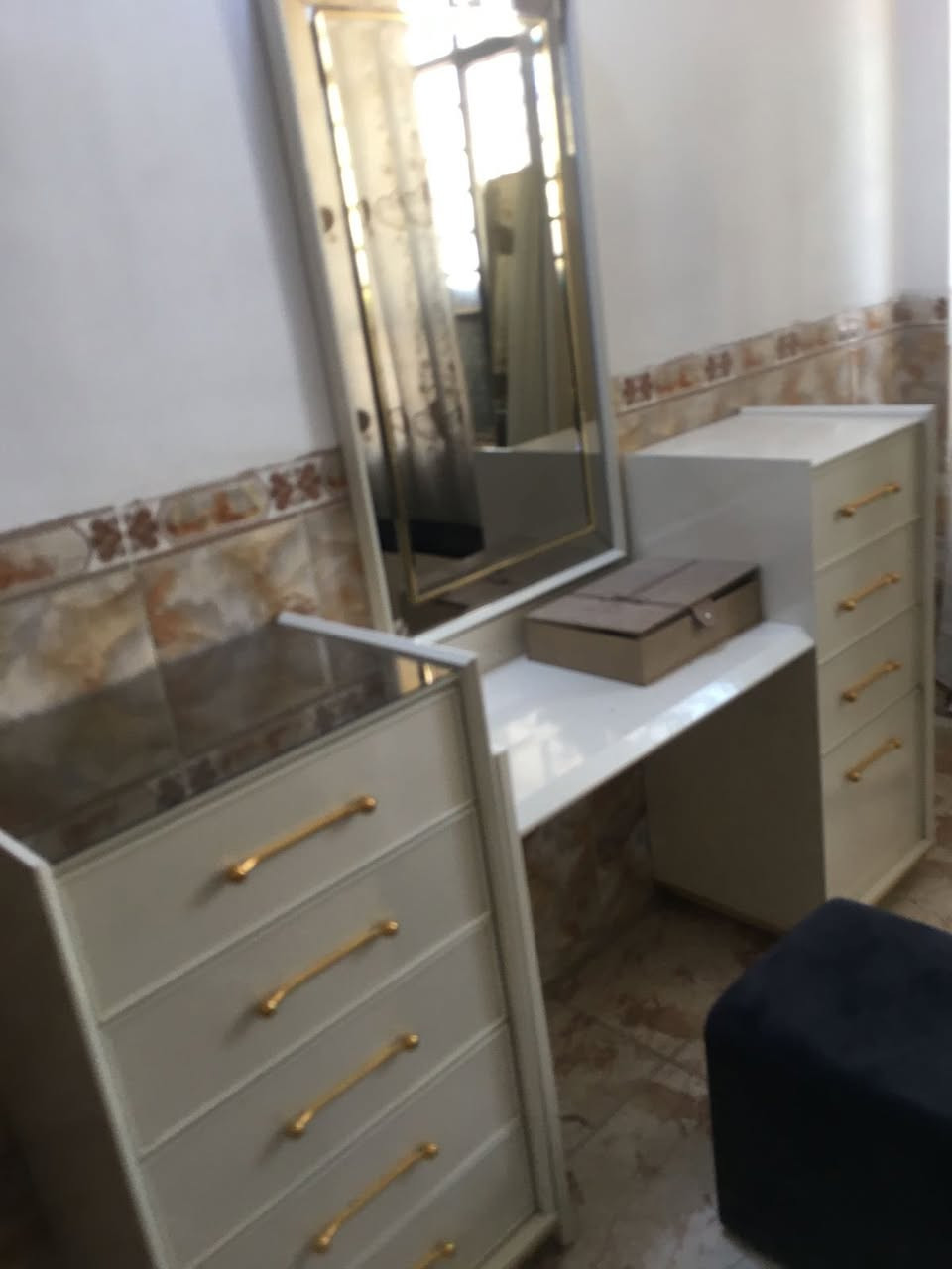 غرفة للبيع
***********
