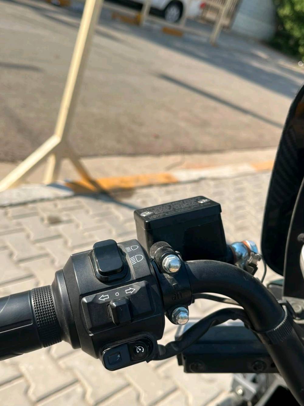بطاريات ليثيوم 

ملف 3000 حقيقي 

تمشي 60 كيلو بالشحنه الوحده 

يجي وياها صندوك 

الدراجه ضد المي 

الدراجه بيها نضامين قياده و تجي 3 نمر سرعه

الدراجه بيها R ترجع و بيها نضاب لبارك P

الدراجه مدت استخدامها 8 اشهر 

سعرها (800) 

الرقم للتواصل *********** واتساب