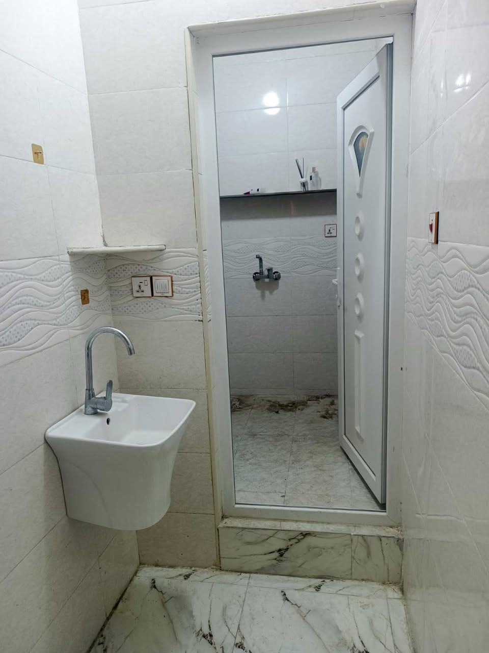 شقه للايجار 150 متر غرفتين نوم وصاله واستقبال ومطبخ وصحيات بسوك العرب قرب سيد باسم الحلاق للاستفسار مراجعة مكتب حيدر السلطاني او لاتصال رقم صاحب الملك مباشر ***********
