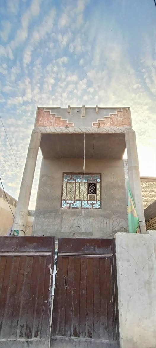 دار للبيع قرب العلوية شريفة بنت الحسن ع
زراعي ١٢٠ متر طابقين ، غرفتين هول إستقبال مطبخ 
السعر ٣٥ مليون و بي مجال 
*********** مكتب دلالية الشمس
