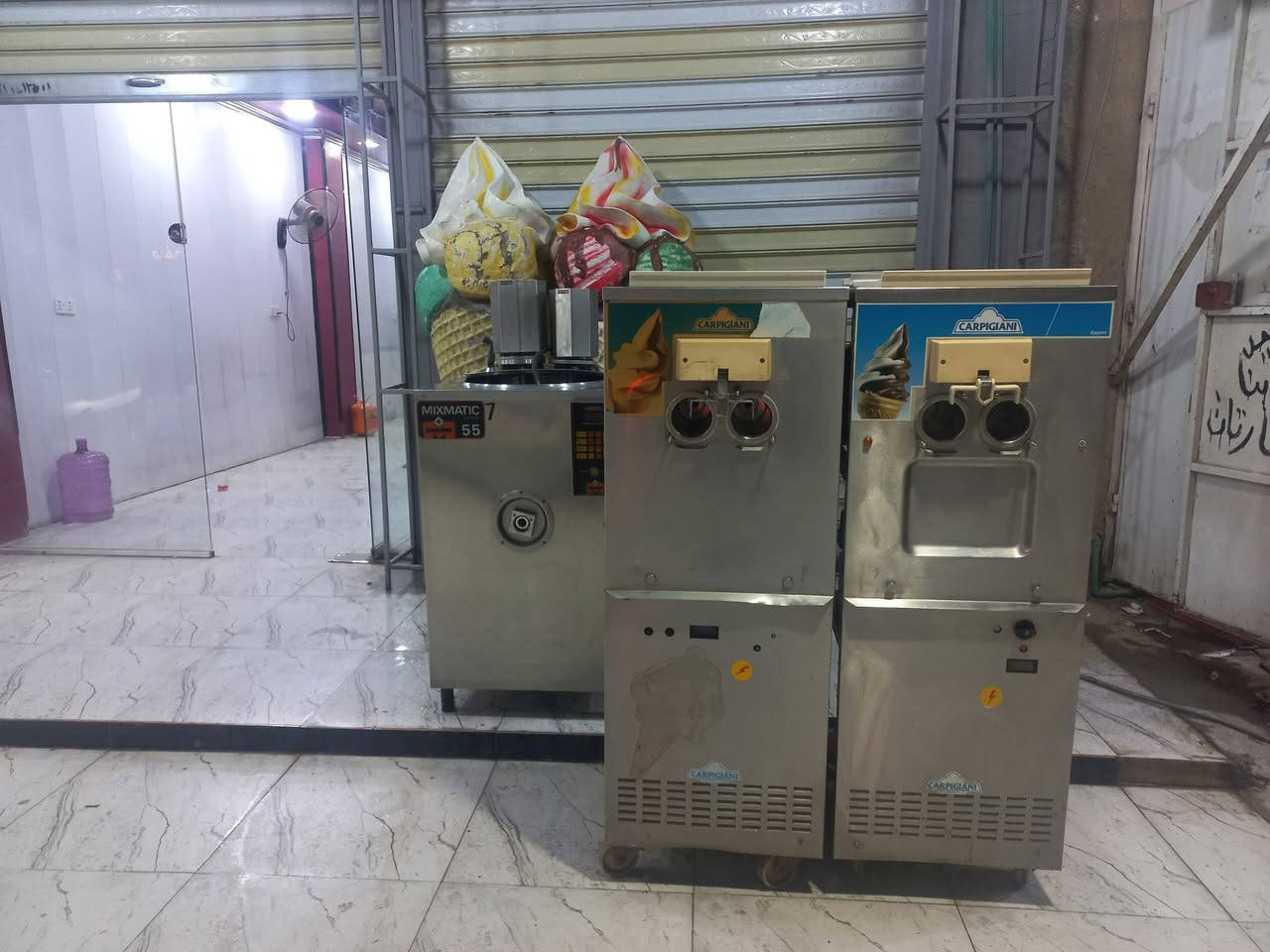 مكينة كربجاني إيطالي الصنع بمات عادي تبريد ماء عدد ٢ 
بسترة نوع مارك إيطالي الصنع 55 لتر حار بارد دبل ماطور تبريد ماء 
مجسم ايسكريم عدد 2
كراسي ع شكل ايسكريم عدد 8 وميزين 
للبيع الموقع ديالى المقدادية الاستفسار اتصال  ***********
