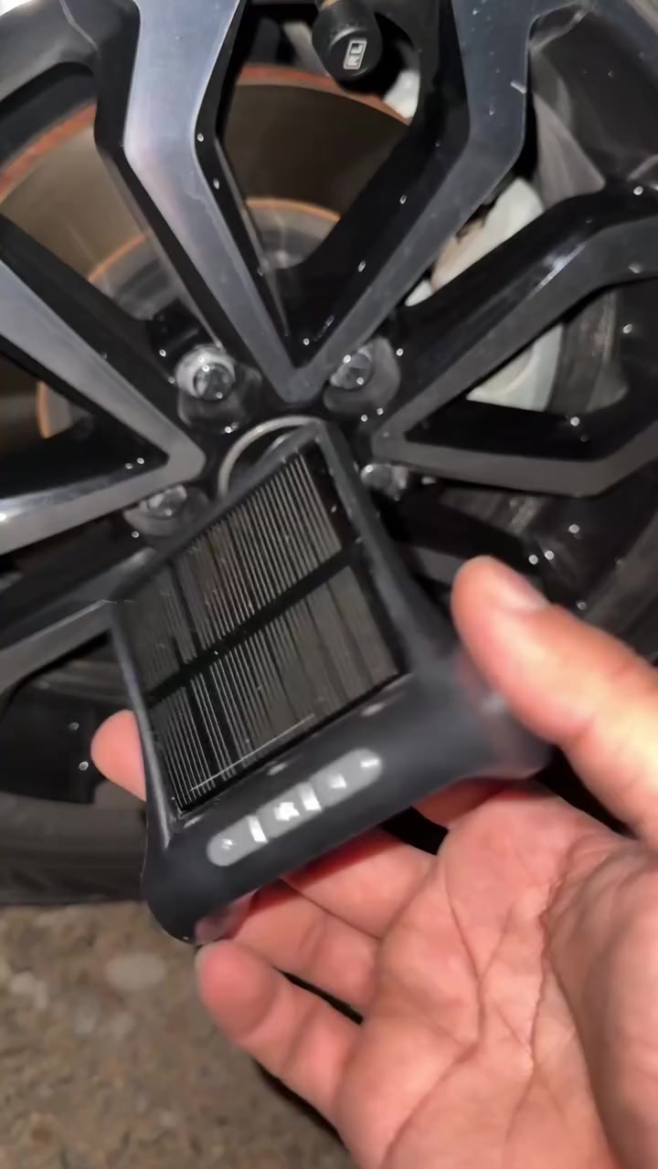 جهاز مراقبة ضغط وحرارة الإطارات بالطاقة الشمسية (TPMS) ب٤٥ الف توصيل داخل بغداد ٣ الف وباقي المحافظات ٥
الاستخدامات:

قياس ضغط وحرارة الإطارات في الوقت الحقيقي للحفاظ على سلامة القيادة.

تنبيه السائق فورًا عند وجود انخفاض أو ارتفاع في الضغط أو درجة الحرارة.

يساعد على تقليل استهلاك الوقود وإطالة عمر الإطارات.

مناسب لجميع أنواع السيارات الصغيرة والمتوسطة.

يمكن استخدامه في الرحلات الطويلة لمتابعة أداء الإطارات أثناء القيادة.

المميزات:

شاشة رقمية عالية الوضوح تعرض ضغط وحرارة الإطارات الأربعة في وقت واحد.

يعمل بالطاقة الشمسية أو عبر منفذ USB، مما يضمن عمله بشكل دائم دون الحاجة لتبديل البطاريات.

نظام إنذار ذكي لتنبيه السائق في حالات: تسرب الهواء، انخفاض الضغط، الضغط العالي، أو ارتفاع الحرارة.

حساسات لاسلكية خارجية (FL – FR – RL – RR) سهلة التركيب على كل إطار.

تصميم مدمج وأنيق يمكن وضعه على لوحة القيادة بسهولة.

مقاوم للماء والعوامل الخارجية.

عرض تلقائي عند تشغيل السيارة ووضع السكون لتوفير الطاقة.

محتويات الصندوق:

شاشة رئيسية تعمل بالطاقة الشمسية.

4 حساسات للإطارات (FL، FR، RL، RR).

4 صواميل أمان ضد السرقة + مفتاح صغير للتركيب.

كابل شحن USB بطول 1 متر.

دليل استخدام مفصل يوضح خطوات التركيب والإعداد.

الملاحظات:

مناسب للإطارات المزودة بصمامات هواء معدنية أو بلاستيكية.

يجب التأكد من تركيب كل حساس في موقعه الصحيح حسب التعليمات.

درجة حرارة التشغيل من -20 إلى 80 درجة مئوية.

الأبعاد: طول 16 سم × عرض 13 سم × ارتفاع 4 سم.

يُفضل شحن الجهاز أول مرة لمدة 3 ساعات قبل الاستخدام.


**إذا كنت صاحب هذا الإعلان وتريد حذفه لأي سبب، رجاءا أرسل رسالة إلى الدعم الفني**