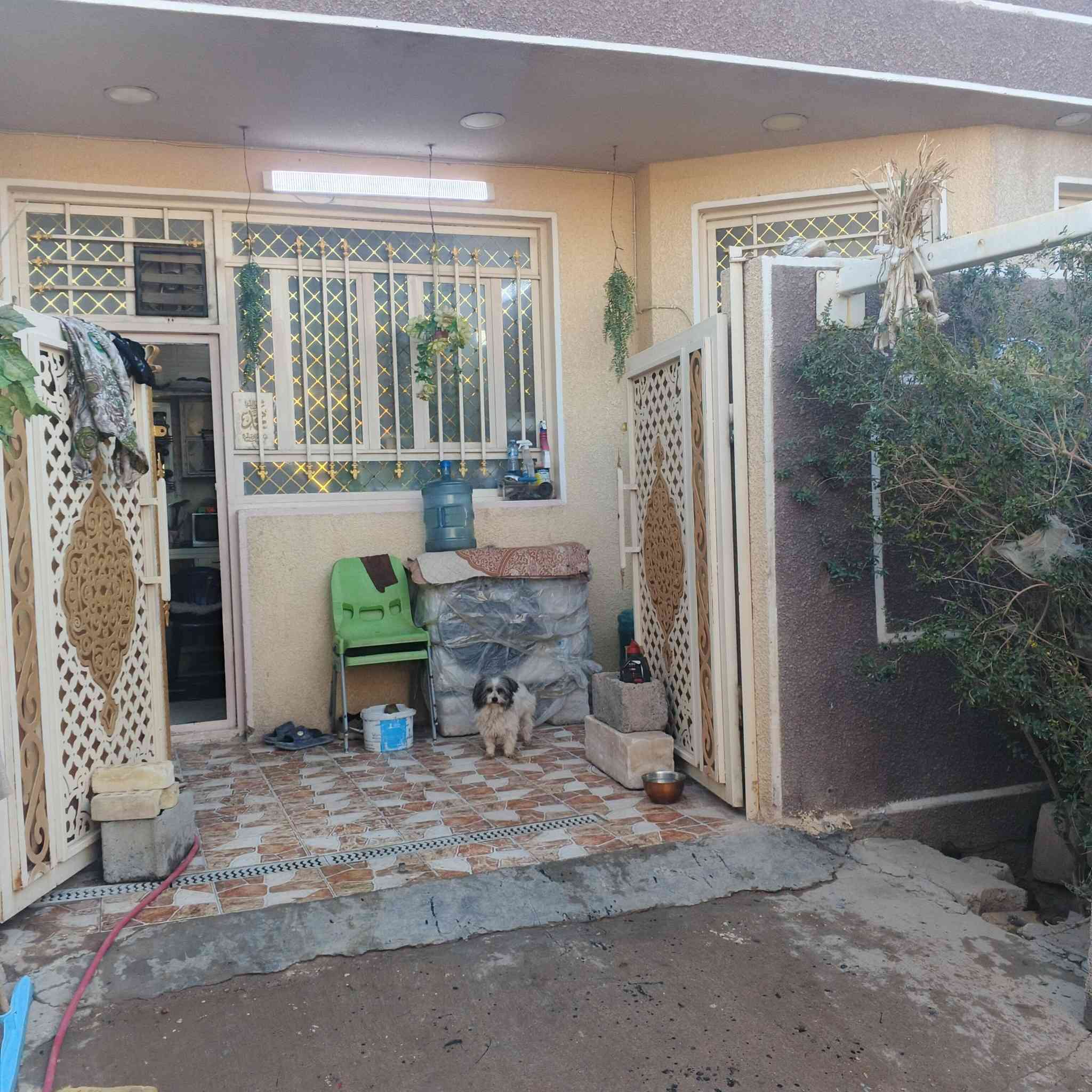 السلام عليكم بيت في منطقه سريدات القديمه  نهايه شارع حجي حسن مساحته ١٠٠ و١٢ متر مربعه طابقين كامل  غرفتين نوم واستقبال خدمات كامله السعر ١٢٠ بيه مجال ***********
