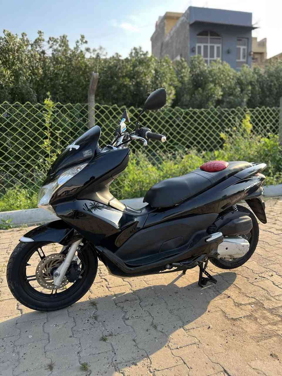 السلام عليكم للبيع دراجه pcxجيل الاول  دراجة نضيفه مال رمبه
 الدراجه على  ايدي حجم مكينه 150ياباني الاصلي دراجه جديده مال جناي  لون  اسود  
ياباني دراجه كامله أستان كهربائي  حساس ازدحام  Aدراجه جديده الدراجه مكينه شلعه معدل خير من اللّٰه دراجه تكول جديده بمعنئ الكلمه واحلا من الصور مال جناي المكان بغداد دراجة مكفوله اي نقص مابيه السعر 1350
وبيها مجال بسيط  مكان بغداد 
اي استفسار ***********
