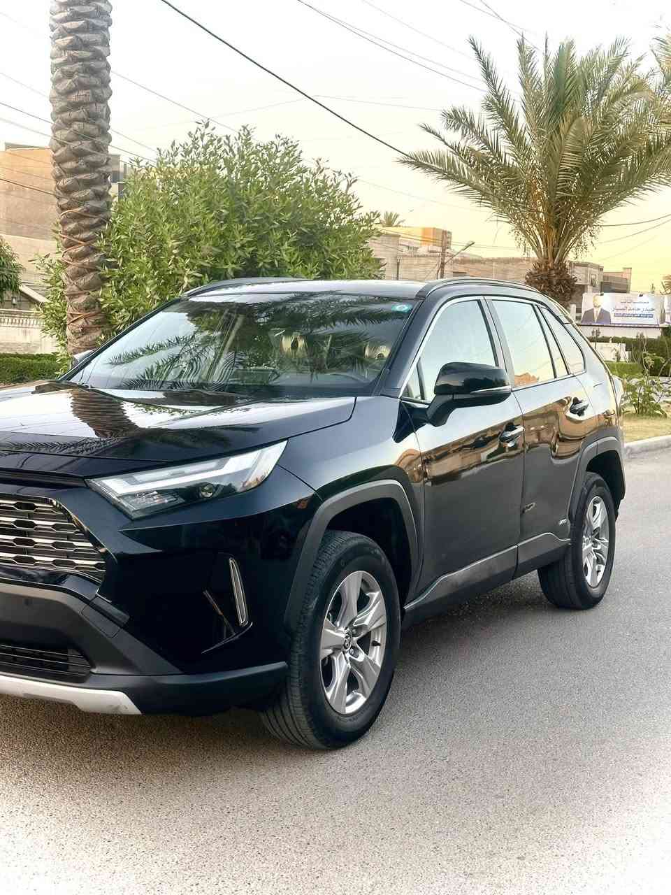 سلام للغالين
تيوتا راف فور XLE
موديل 2023
رقم بغداد بسمي 
فول مواصفات 
بصمة تشغيل وبصمة ابواب وترحيب 
فتحة سقف 
رادار جانبي وحساسات امامي خلفي 
انظمة قياده خروج ع المسار 
كرسي كهرباء كرسي تدفئه تبريد 
صندوك كهرباء برده خلفيه 
بعد هواي بيها مواصفات 
حادث السياره كلش حلو تبديل باب السايق فقط بدون ايرباك 
السياره جديده كلش 
مكان السياره بغداد 
السعر 190 $ 
الهاتف ***********
