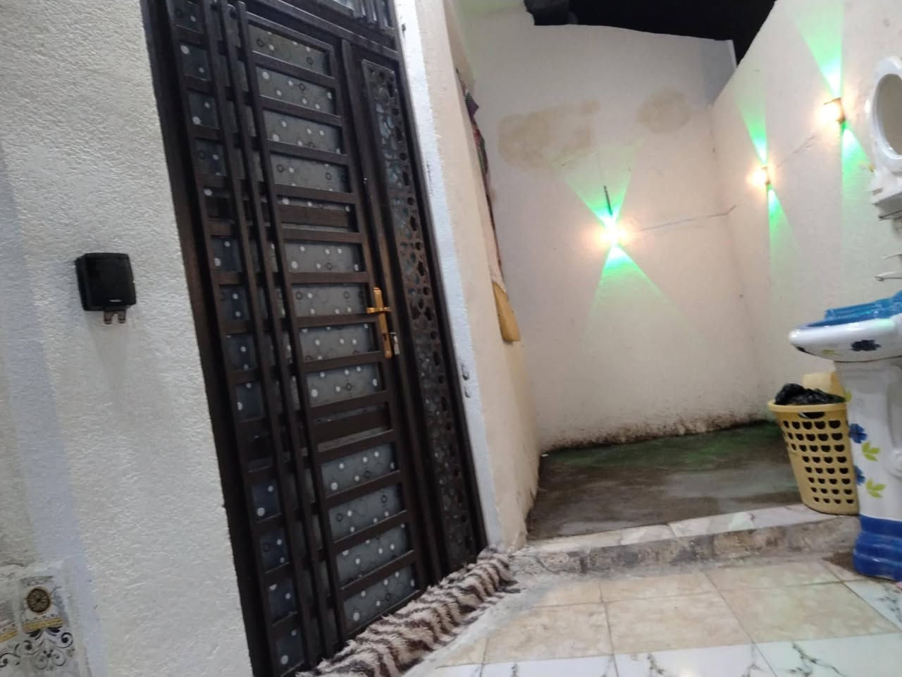 دار زراعي للبيع مساحه ١٠٠م في منطقة الصخيين شارع المهندس
قريب على شارع العام بناء درجه اولى طابوق كونكريت 
يتكون من غرفة وصاله ومطبخ وديوانيه وصحيات ومدخل ومنور درج درائري ستاره كامله  بيت جاهز وكامل سطح شتايكر ستاره
خدمات 
للمزيد من المعلومات يمكنكم التواصل معنا 
على صفحة الفيس 
او اتصل على 
***********
