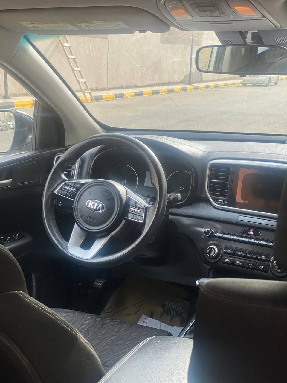 سبورتج وارد 2020
مواصفات ستندر ماشيه110الف 
حادث بالصور موضح بس بنيد مبدل و مصبوغ 
مكان السياره بغداد 
***********
رقم بغداد 
معروضه ب175 وبيها مجال بسيط
